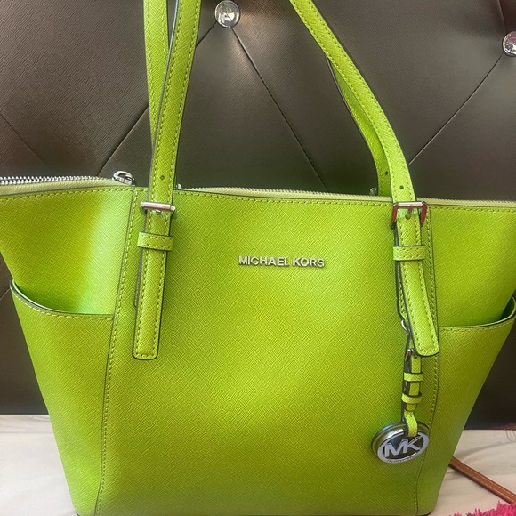 Micheal k Green shoulder bag lime green pro-owned Clean - Picture 3 of 11
